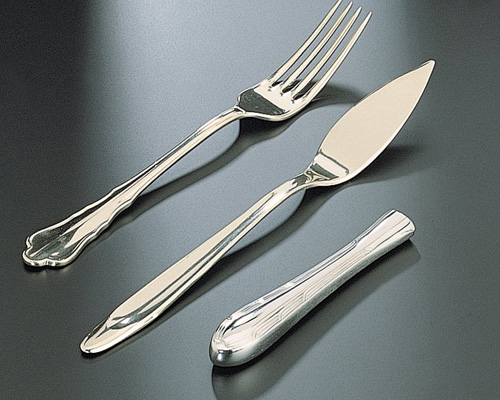 La relación única entre cucharas, tenedores, tijeras y piedras preciosas en el proceso de pulido